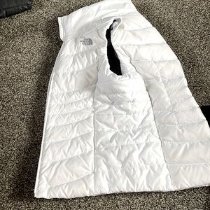 I’m selling a new north face vest. It’s white and grey.